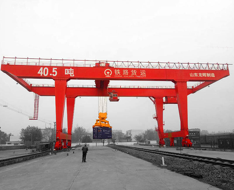 軌道式集裝箱門(mén)式起重機(jī)